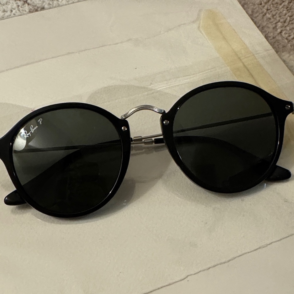 Ray-Ban Round Fleck Black polarized Sunglasses